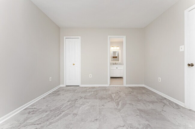 1st floor bedroom&bath - 44132 Mistletoe Ter