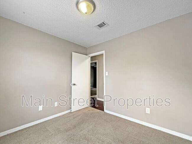 Building Photo - 7524 Sandy Creek Dr