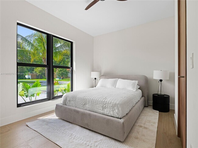 Building Photo - 543 NE 109th St