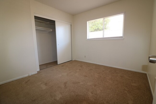 Building Photo - 3 BEDROOM, 2 BATH:  Home for Lease in Nort...