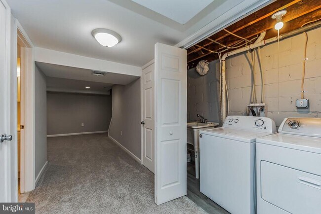 Building Photo - 3422 Dunran Rd