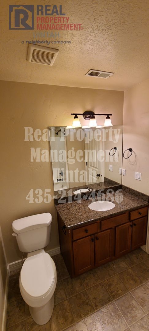 Building Photo - 3 bed 2.5 bath townhome in Fox Run