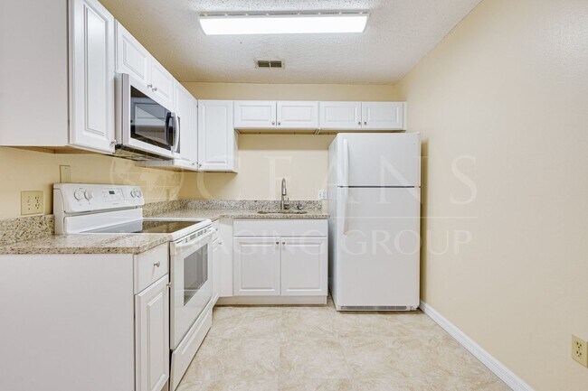 Building Photo - Charming 1 Bed, 1 Bath Condo
