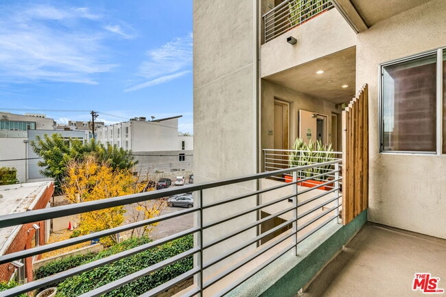 Building Photo - 4211 Redwood Ave