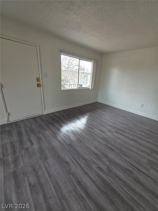 Building Photo - 1121 E Desert Inn Rd