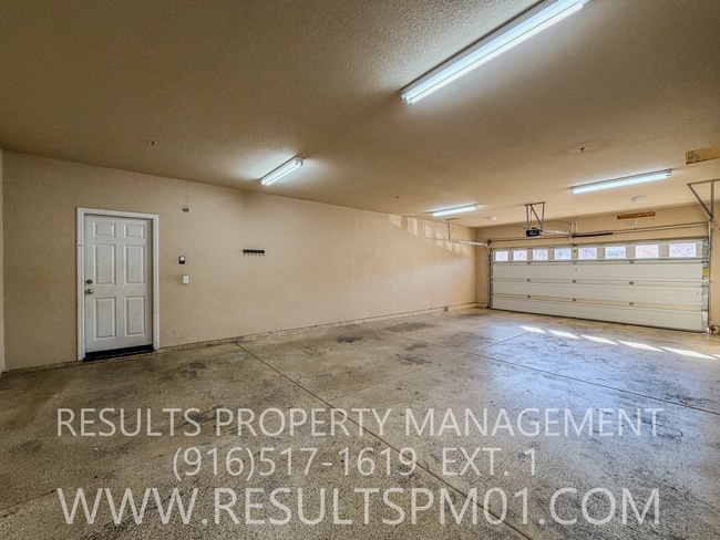 Building Photo - Elegance and spacious Mini Mansion