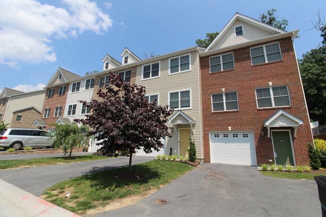 Building Photo - Spacious 3–4 Bedroom Townhome in Prime Loc...