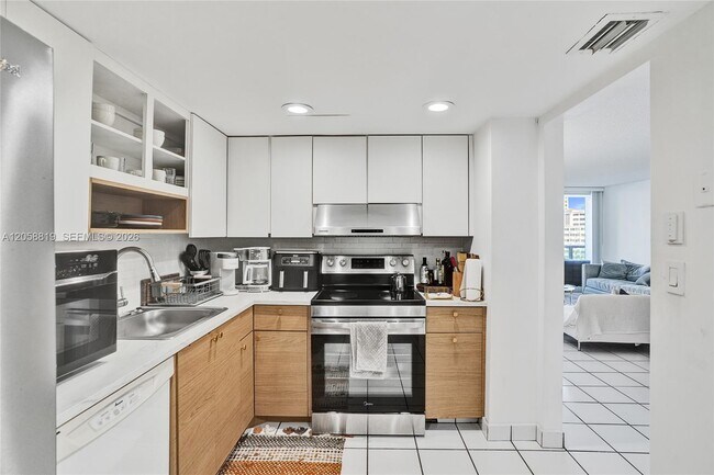 Building Photo - 100 Bayview Dr