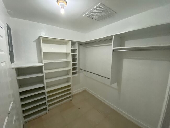Building Photo - 1147 Milano Dr