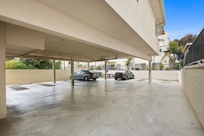 Building Photo - 1723 S. Barrington in prime West LA!