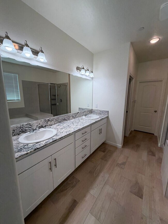 Building Photo - Beautiful Home for rent in Tulare!