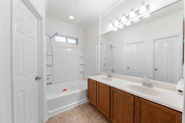 Building Photo - 7138 Sun Village Dr