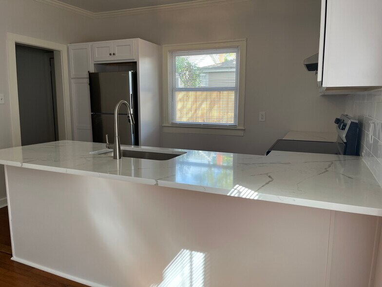 Building Photo - 2149 Mango Pl