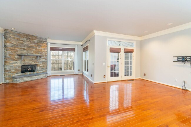 Building Photo - Updated Faircrest 4 BD 3.5 BA Townhome