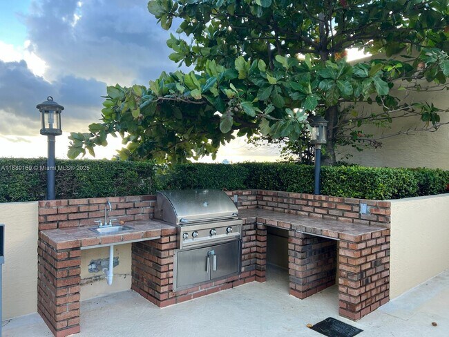 Building Photo - 2475 Brickell Ave