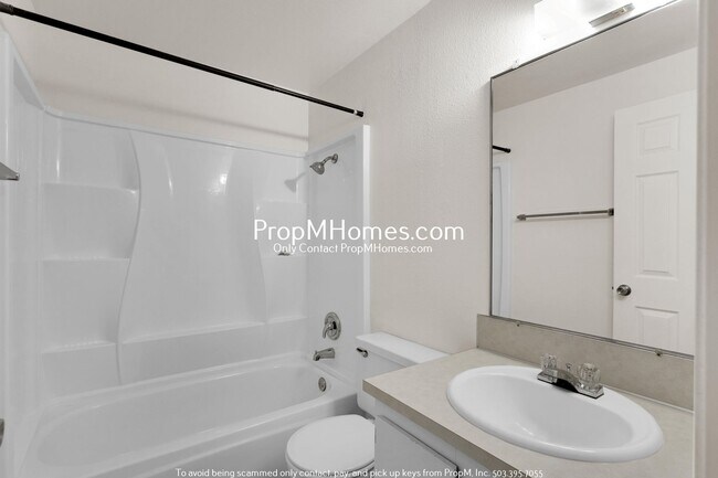 Building Photo - Refreshed Two Bedroom Townhome in Montavilla!