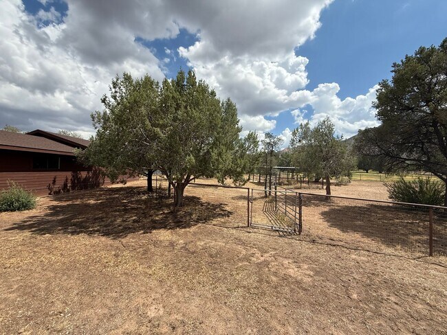 Building Photo - Custom home on 3 acres in Williamson Valley