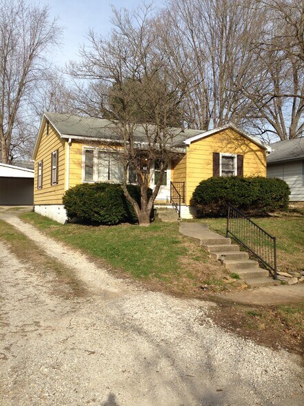 Building Photo - 213 E Vermilya Ave