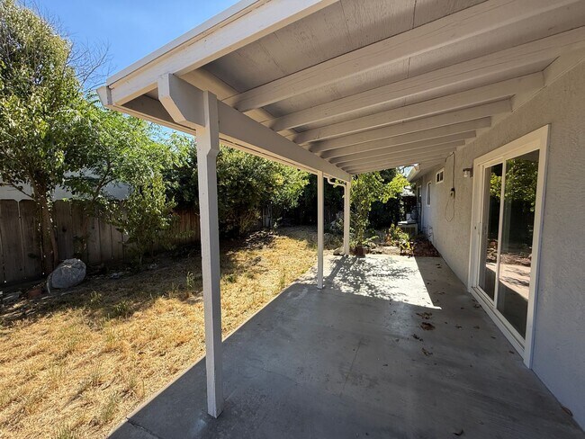 Building Photo - Single story home in east Modesto!