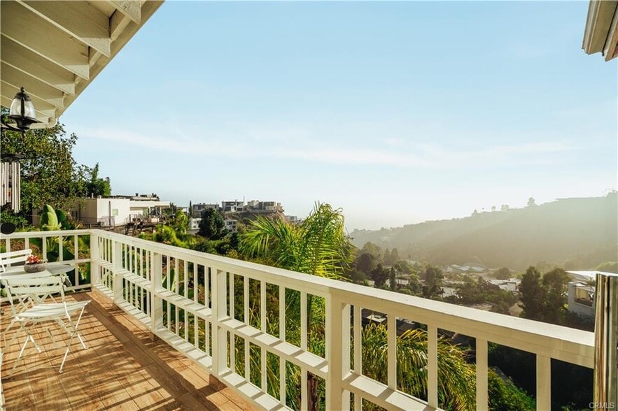 Building Photo - 2019 Sunset Plaza Dr