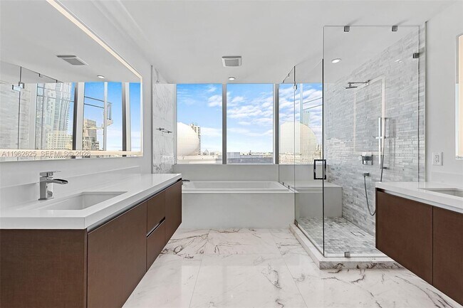 Building Photo - 851 NE 1st Ave