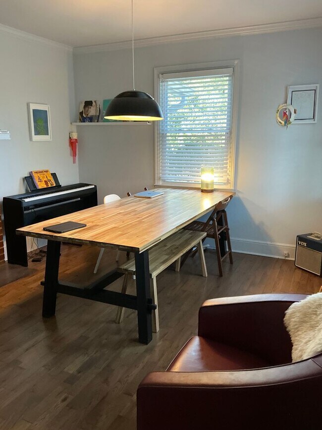 Building Photo - Charming 3 bedroom/ 2 bathroom Home Close to UGA and Hospitals!