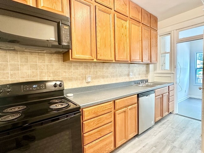Building Photo - 4 Bed + 2 Bath - Pets Welcome! Parking!