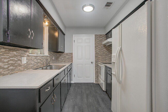 Building Photo - $1,000 Move In Special – First Month with 18 Month Lease