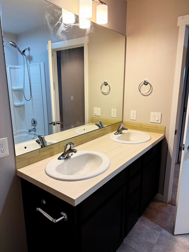 Building Photo - Seven Seven Oaks St SE