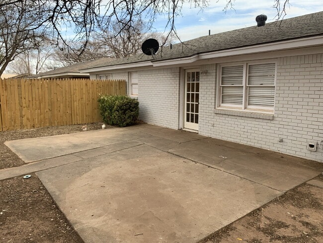 Building Photo - Spacious 2 Bedroom Duplex in Established Neighborhood