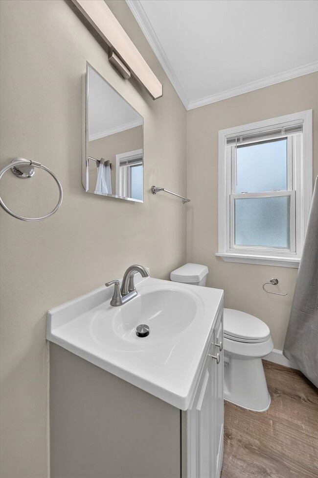 Building Photo - Charming 3-Bedroom Bungalow for Rent in Lincoln Park