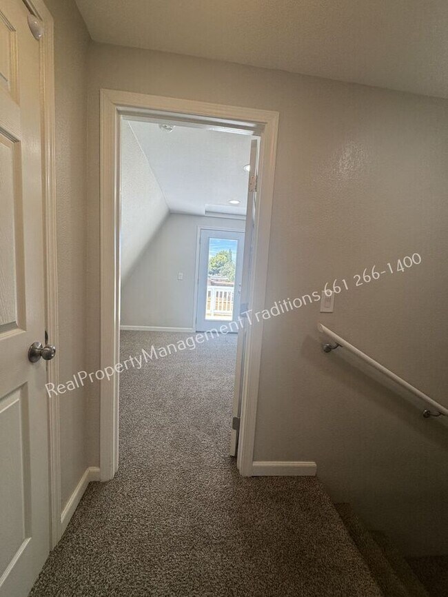 Building Photo - Cute A-frame home in Palmdale!