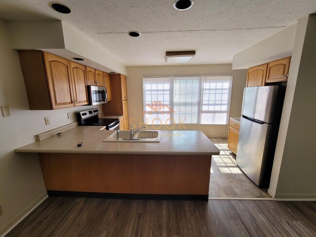 Building Photo - Large 3 BR Townhome/Condo - Available mid June