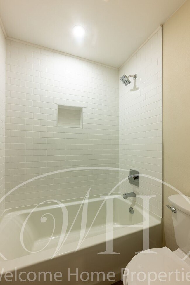 Building Photo - Spacious 2 bedroom duplex with attached garage