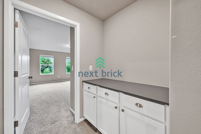 Building Photo - 3 Bed, 2.5 Bath Beautiful Condo Available ...