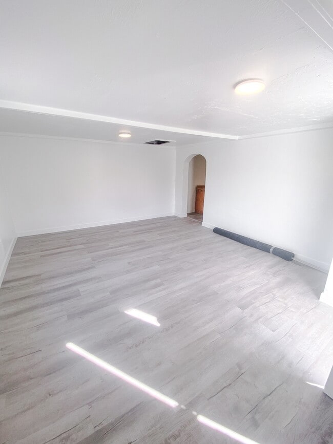 Building Photo - 237 Elm St