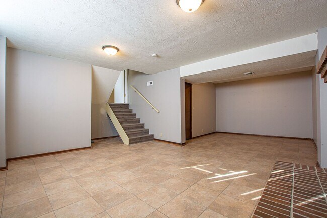 Building Photo - 3 Bedroom / 2 Bath Home in Millard!