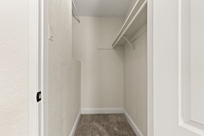 Building Photo - Pleasanton 2BD Townhouse w/ Granite Kitchen, Plank Floors, Community Amenities & Top Schools