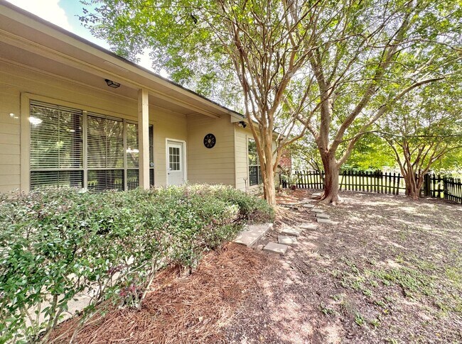 Building Photo - 3BR/2BA Home on Nicholson Lake Dr – Modern...
