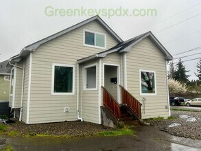 Building Photo - 2-Bedroom, 1-Bathroom Unit Available in Multiplex Near Downtown Hillsboro