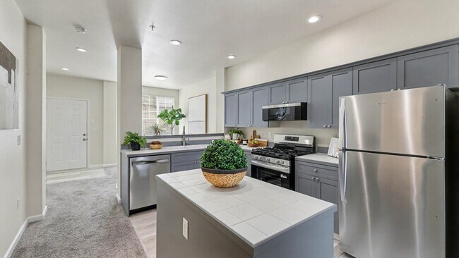 Building Photo - Updated Kirkland Townhome in Lochshire Condominiums with Premium Amenities- Available NOW
