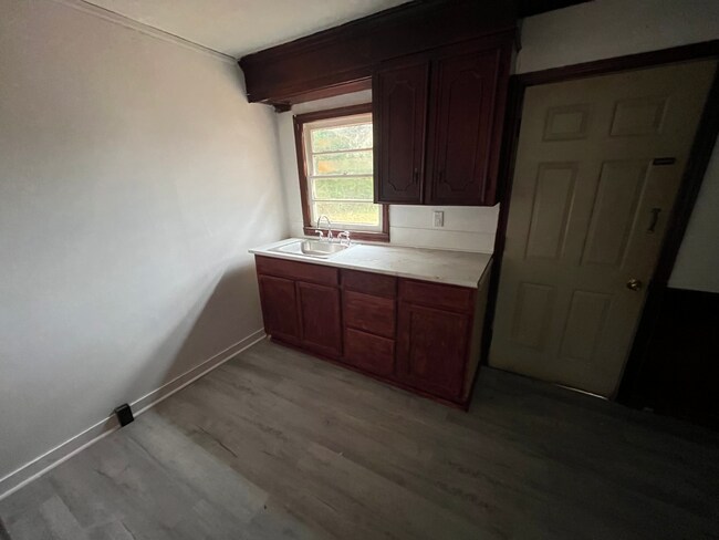 Building Photo - 754 Raymond Rd