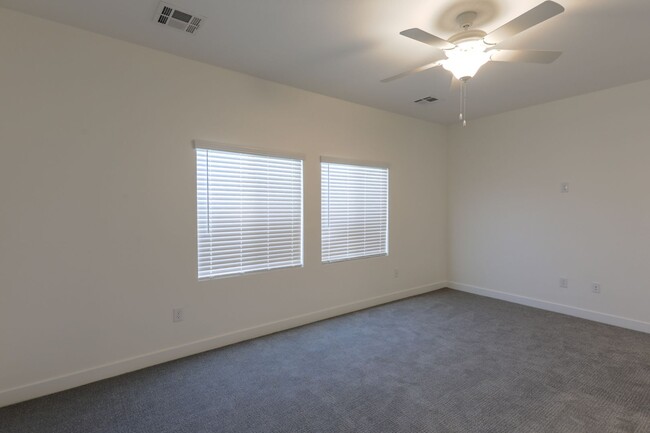 Building Photo - 3 Bed, 3 Bath Summerlin Townhome With 2 Ca...