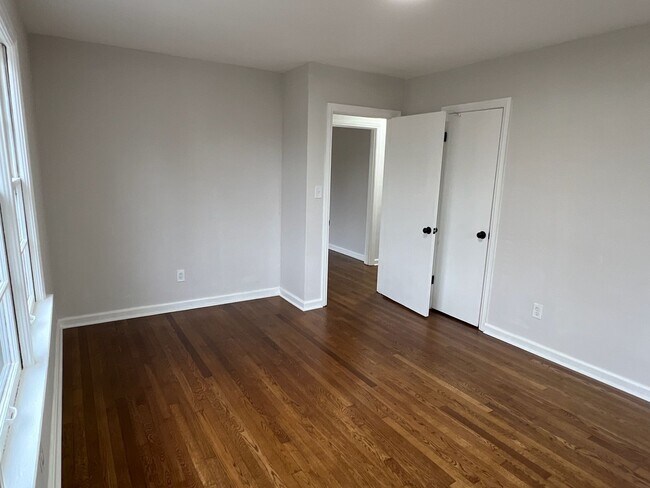Building Photo - Newly renovated 3bed 1bath for rent!