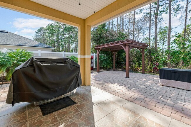 Building Photo - Beautifully maintained and move-in ready, ...