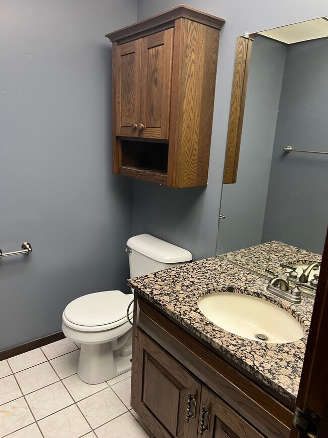 Building Photo - 15220 Marilyn Dr