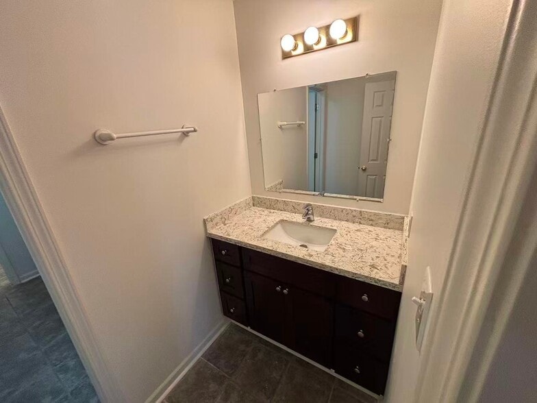 Building Photo - 211 Greenbriar Dr