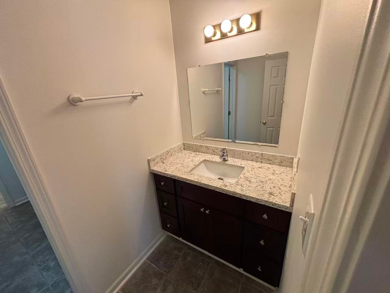 Building Photo - 211 Greenbriar Dr