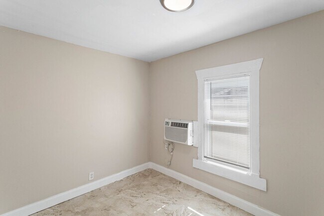 Building Photo - Cute 2bdrm/1bath house with large fenced y...