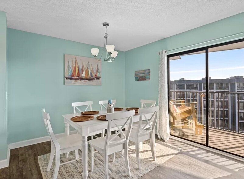 Comfortable seating for 6, overlooking the balcony. - 5905 S Kings Hwy